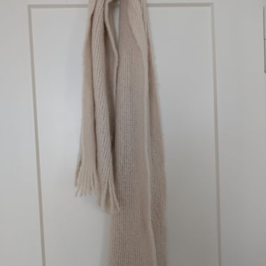 Sciarpa lavorata a maglia beige in lana
