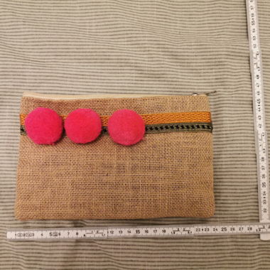 Bustina in tela di juta con pon pon rosa