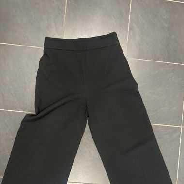 Schwarze weite Stoffhose