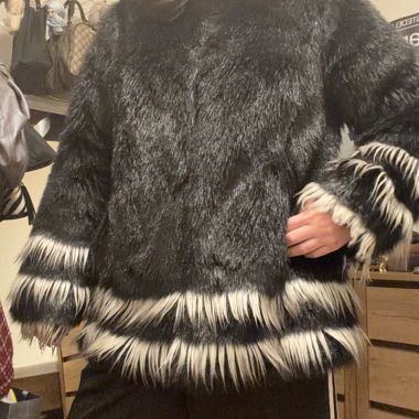 Manteau noir en fausse fourrure