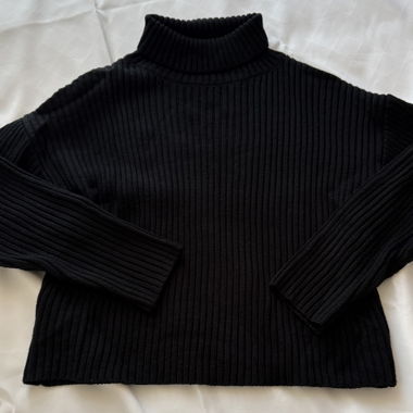 Maglione nero a costine con collo alto