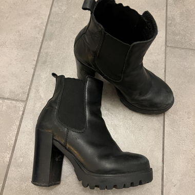 Stivaletti in pelle con tacco