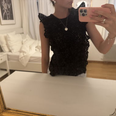 Haut noir sans manches