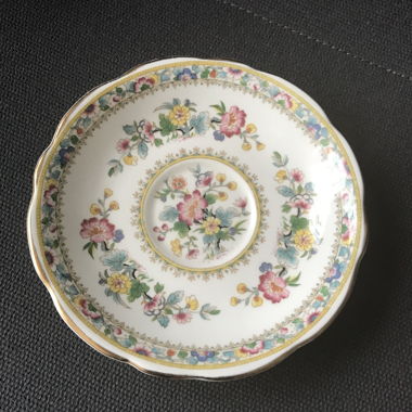 Porzellanteller mit Blumenmuster