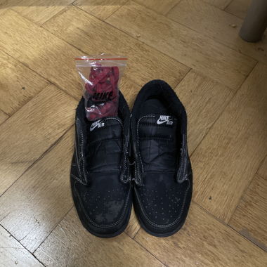 Nike Air Sneaker schwarz mit roten Schnürsenkeln