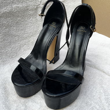 Very high-heeled shoes, Seaside