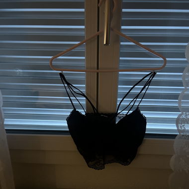 Oberteil in schwarz mit detail
