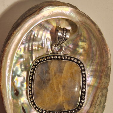 Pendentif en pierre de lune pêche 