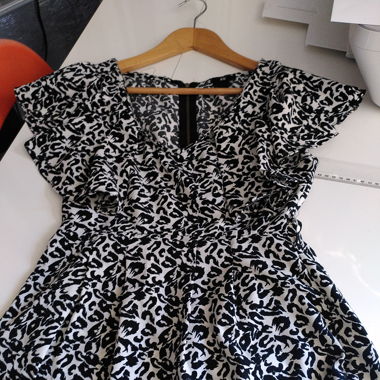 Top manche volant col v leopard noir et blanc 
