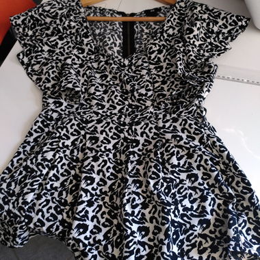 Top manche volant col v leopard noir et blanc 