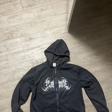 Schwarzer Streetwear Zip-Hoodie mit weißem Print