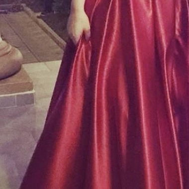 Abito da sera rosso con fascia glitter