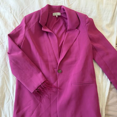 Blazer con polsini in piume
