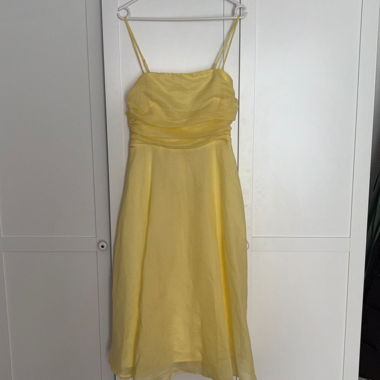 Vestito midi giallo con spalline