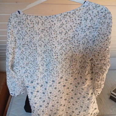 Blusa bianca floreale a maniche 3/4