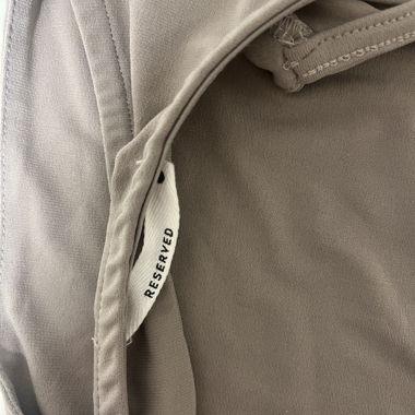 Top taupe avec découpe dans le dos RESERVED