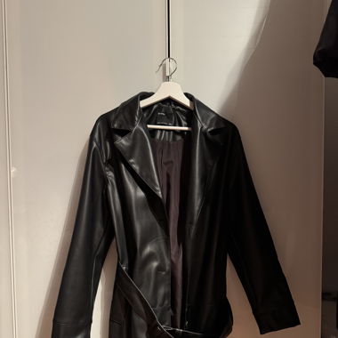 Bershka Kunstledermantel für den Frühling