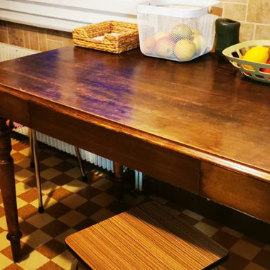 Küchentisch aus Holz mit Schublade