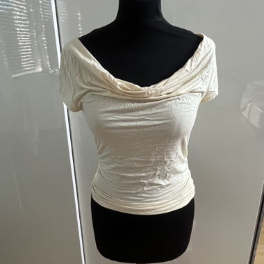 Maglia off-Shoulder color crema