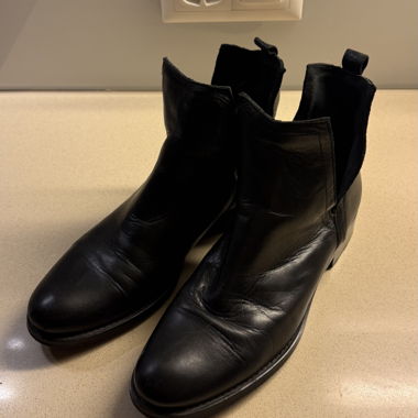 Black leather ankle boots MAX