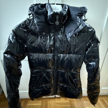 Giacca Moncler imbottita lucida – Usata con segni di usura