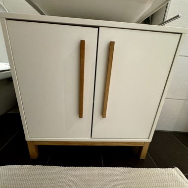 Mobiletto basso bianco con gambe in legno