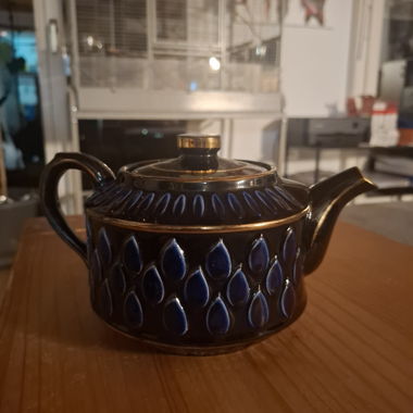 Théière en céramique bleu foncé et or