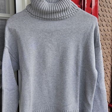 Grauer Rollkragen Pulli