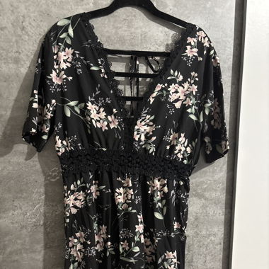 Robe noir à Fleures avec décolleté  