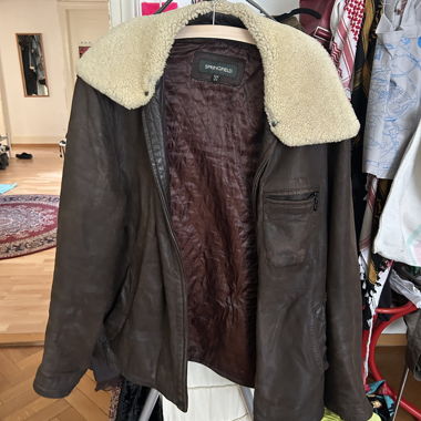 Veste en cuir marron avec col en laine de mouton