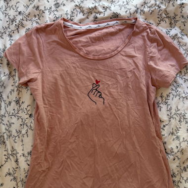 T-shirt rose avec motif cœur