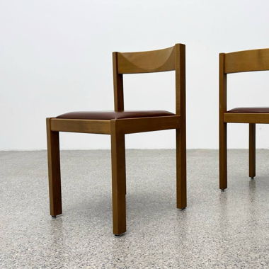 6 Schlichte Holzstühle mit Sitzfläche aus Leder  