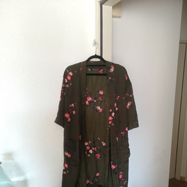 BERSHKA Outwear - kimono kaki fleuri (s) 