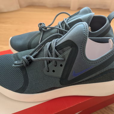 Baskets Nike Lunarcharge Essential neuves, taille 44