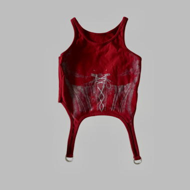 Top corto rosso con grafica e tagli