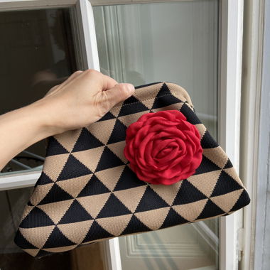 Clutch mit roter Blume