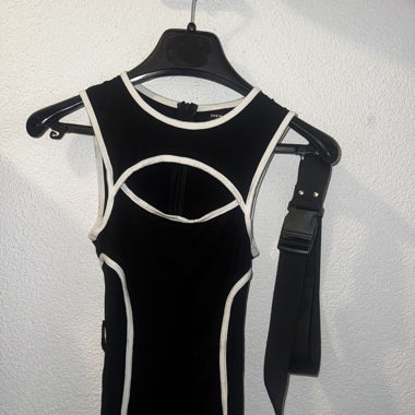 Body kurz mit Gürtel Grösse XS