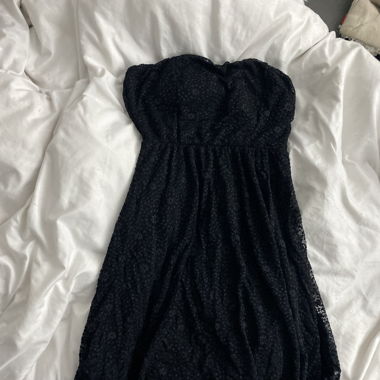 Schwarzes Kleid mit Muster