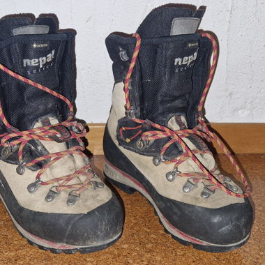 Mountaineering Shoes