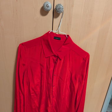 Rote Satin Bluse