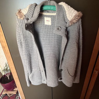 Cardigan grigio in maglia con cappuccio