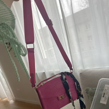 pinke Umhängetasche