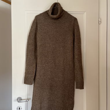 Abito in maglia con collo alto marrone