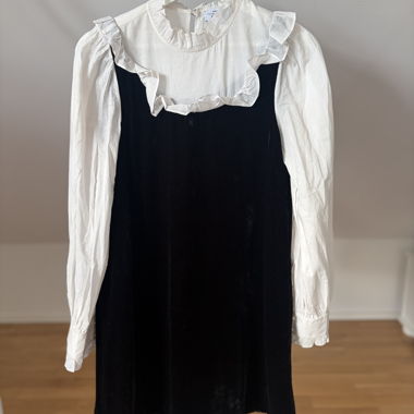 Kleid aus schwarzem und weissem Samt
