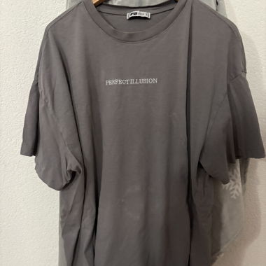 T-shirt Grafica Grigia