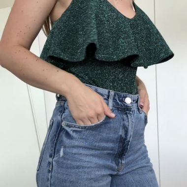 Glitzer-Top und Jeans