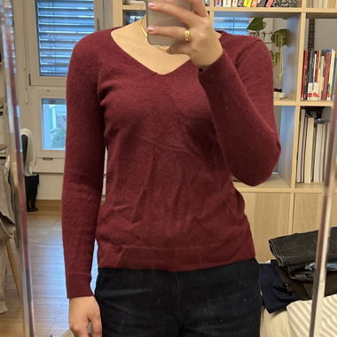 Dunkelroter Pulli