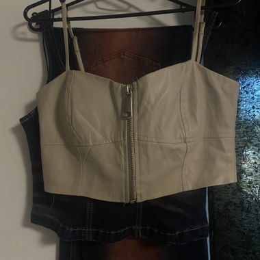 Top corto beige con zip