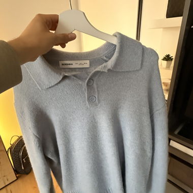 Blauer Strick-Polo-Pullover