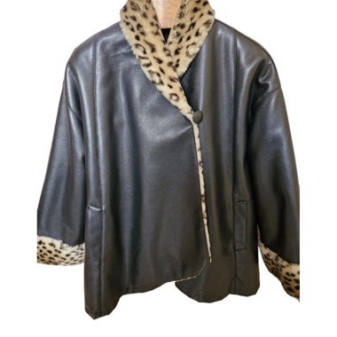 Manteau léopard réversible en cuir et fausse fourrure